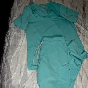 Women’s figs scrubs in great condition